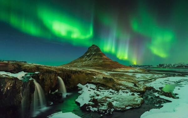 northern lights scenery in Iceland